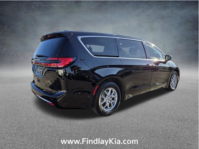 Used 2024 Chrysler Pacifica Touring-L FWD image 6