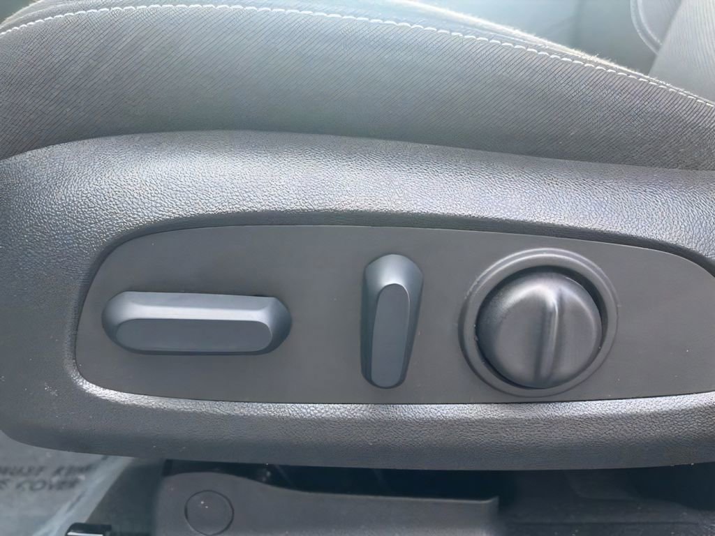 Used 2025 Chevrolet Blazer LT image 16