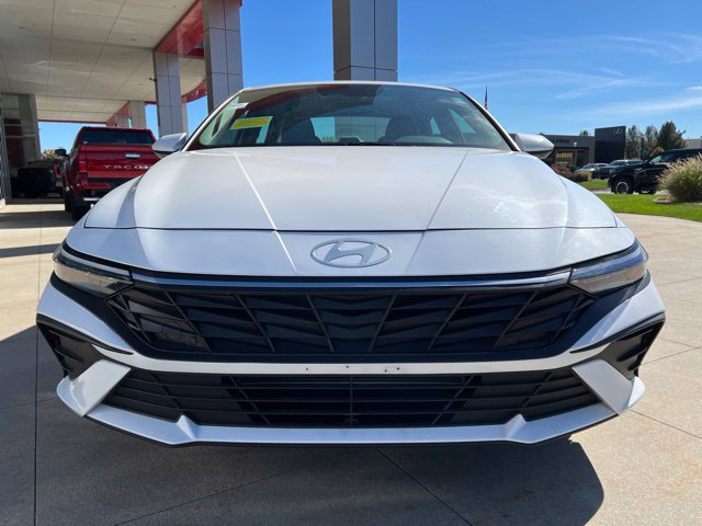 Used 2024 Hyundai Elantra SEL FWD image 3