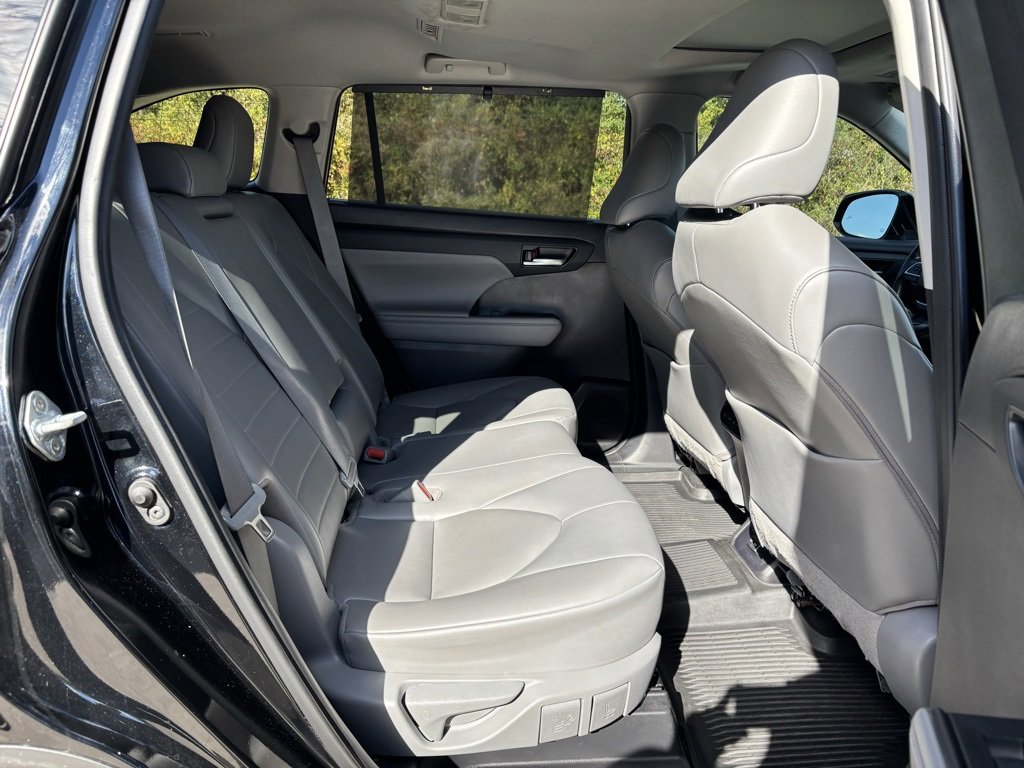 Used 2022 Toyota Highlander XLE image 29
