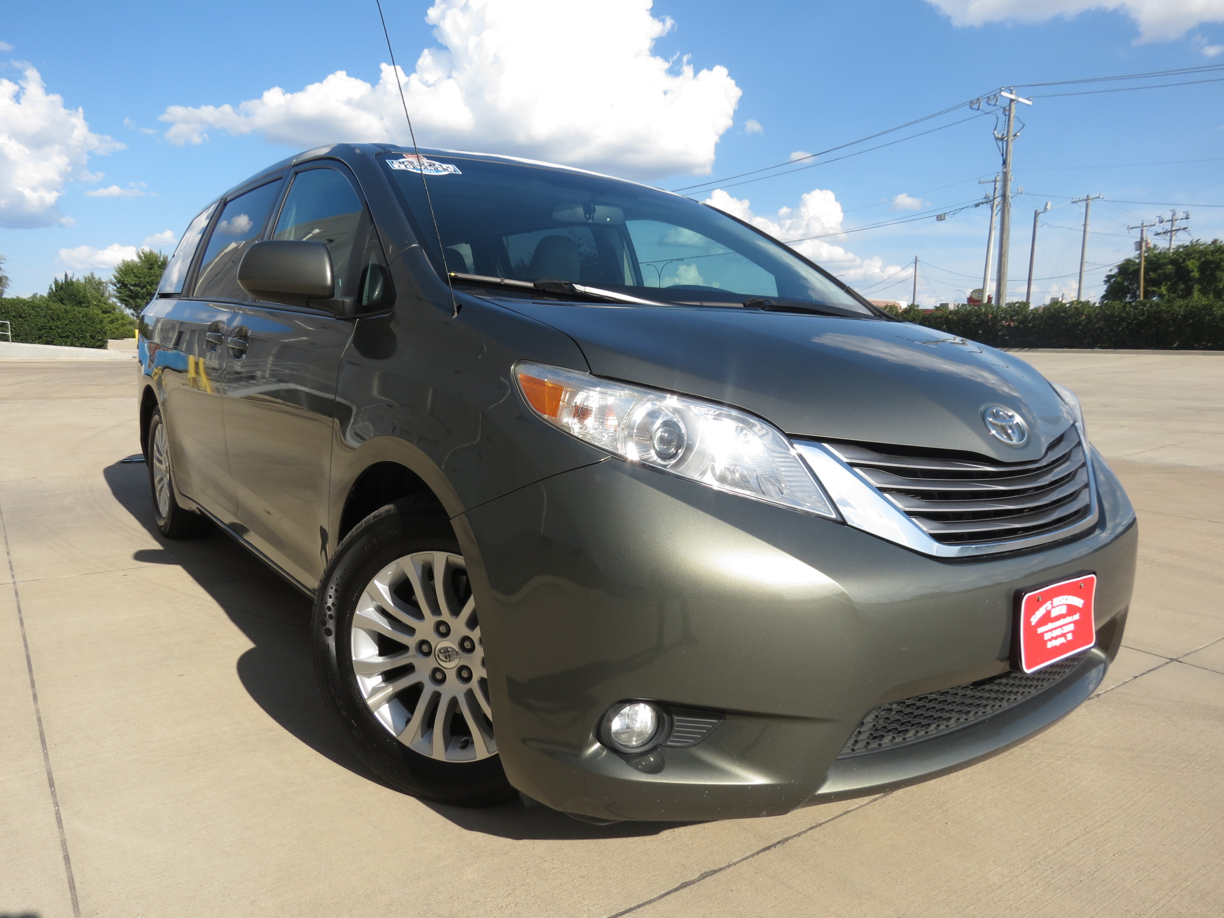 Used 2011 Toyota Sienna XLE FWD image 2
