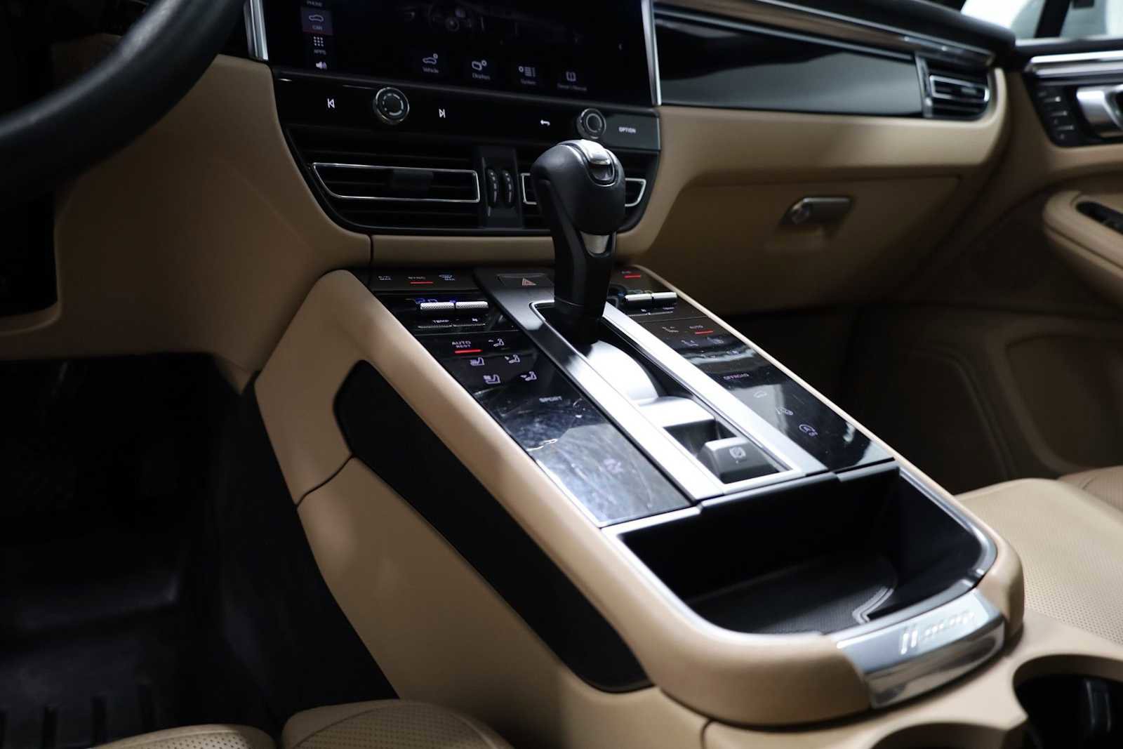Certified 2023 Porsche Macan Turbo AWD/4WD image 28