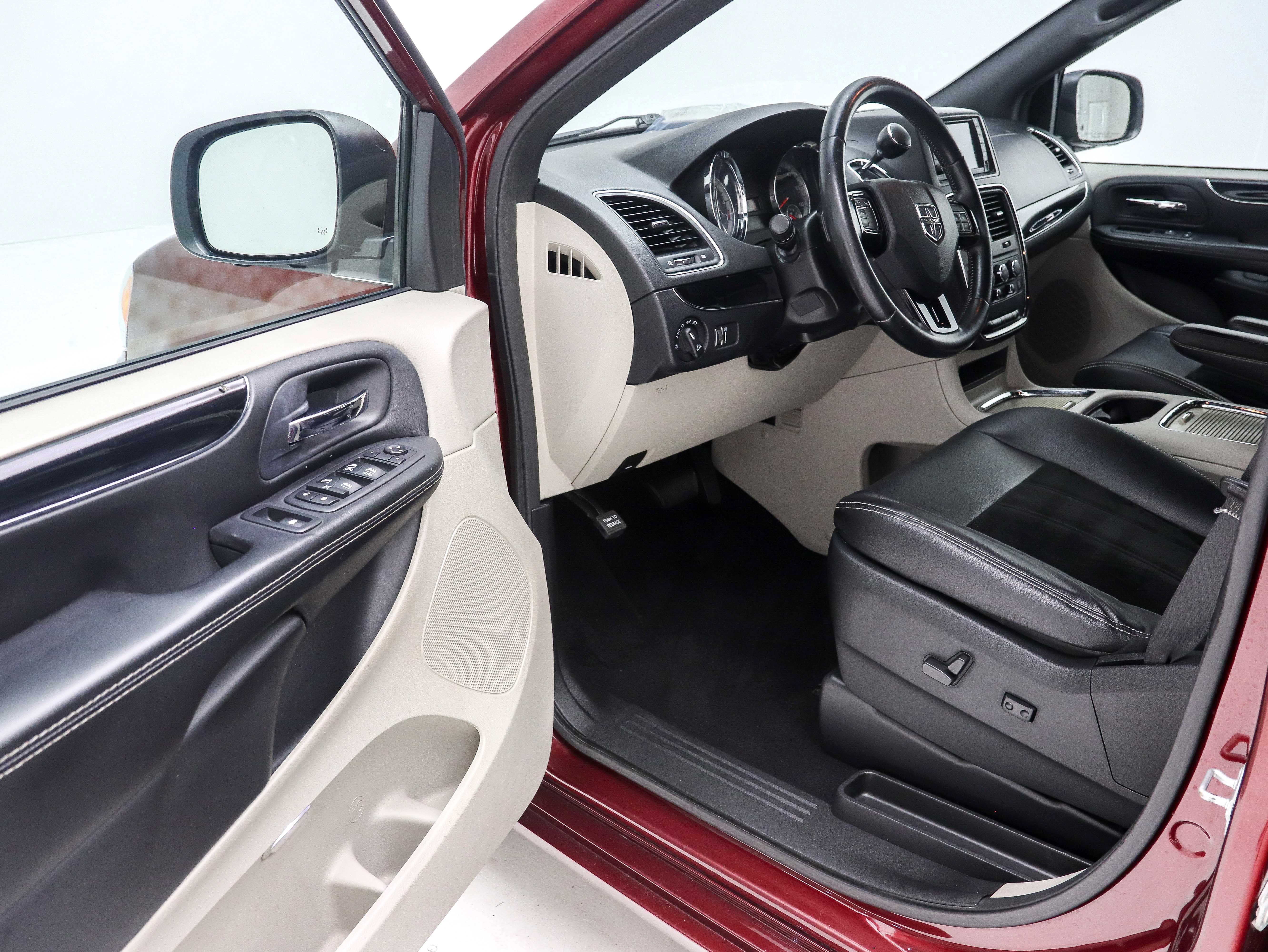 Used 2018 Dodge Grand Caravan SXT FWD image 21