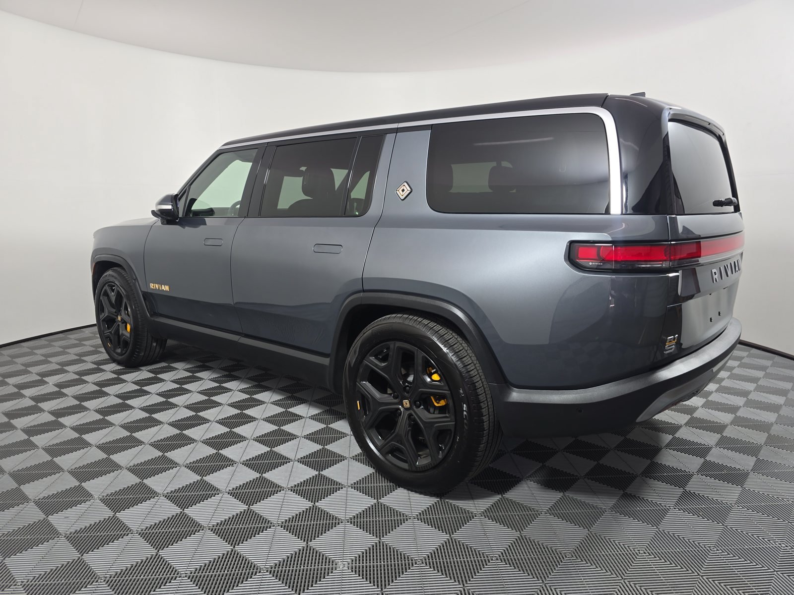 Used 2022 Rivian R1S Launch Edition Quad AWD/4WD image 3