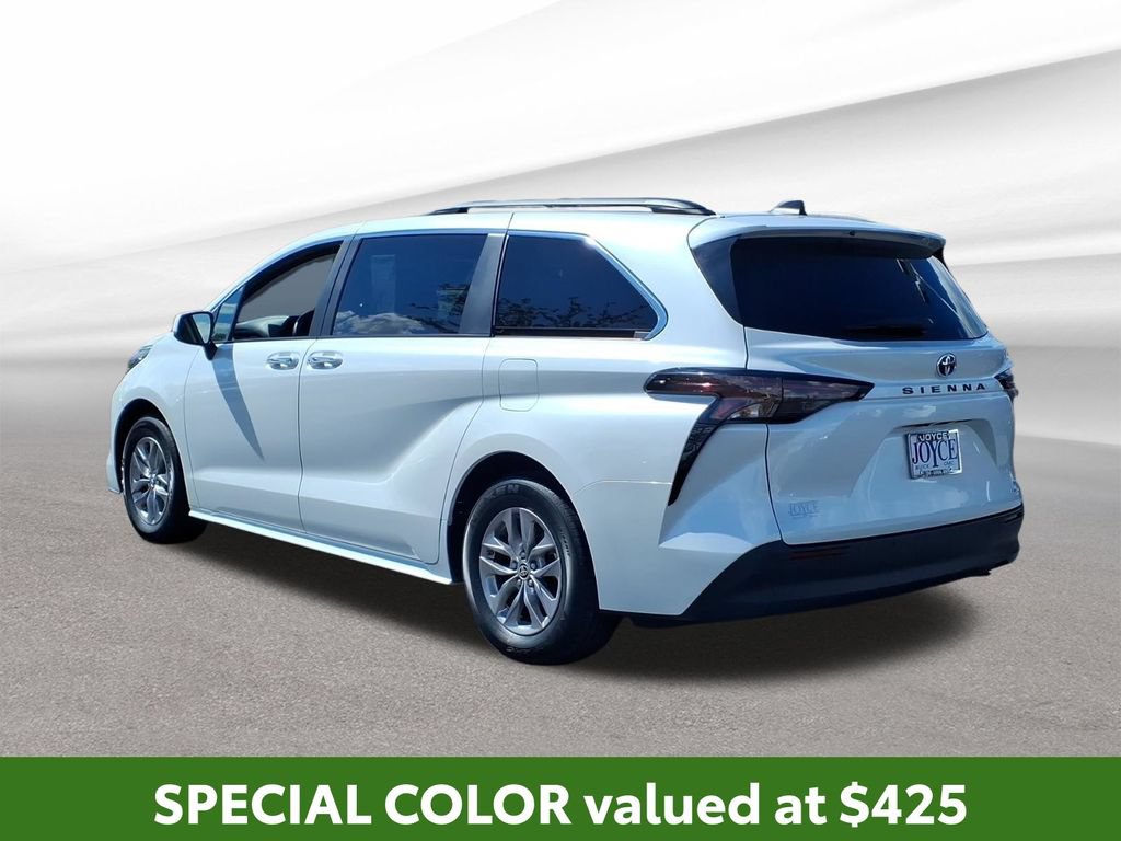 Used 2024 Toyota Sienna XLE FWD image 3