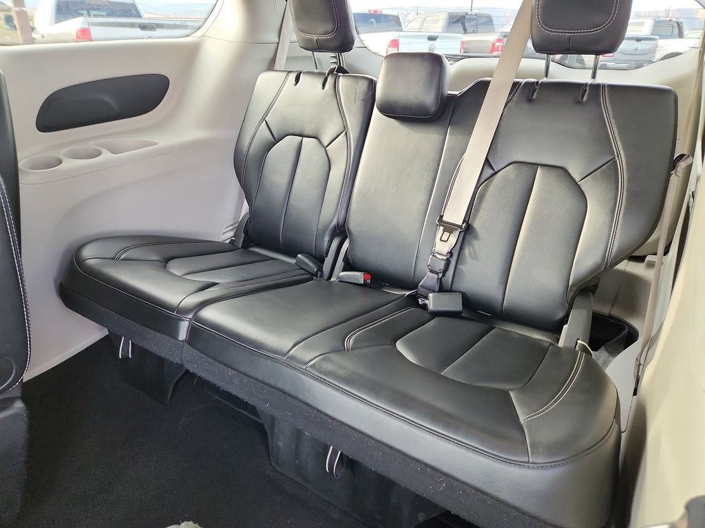 Used 2024 Chrysler Pacifica Touring-L image 11