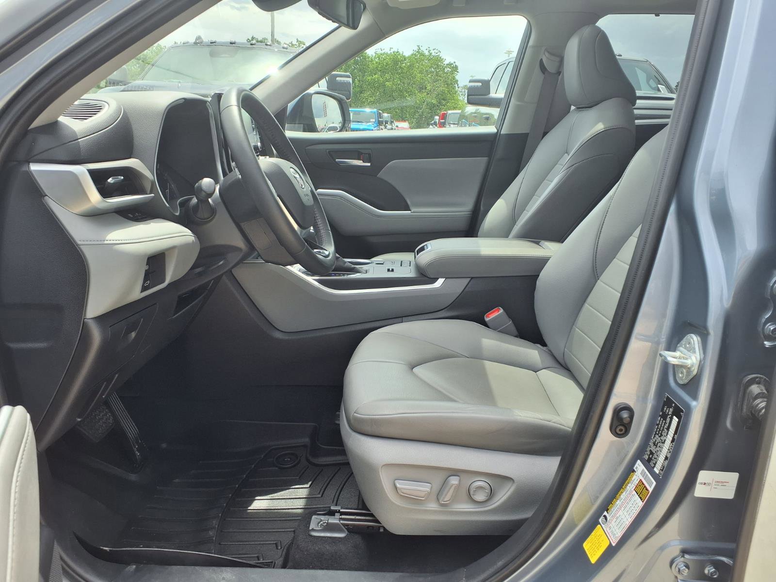 Used 2020 Toyota Highlander XLE FWD image 10