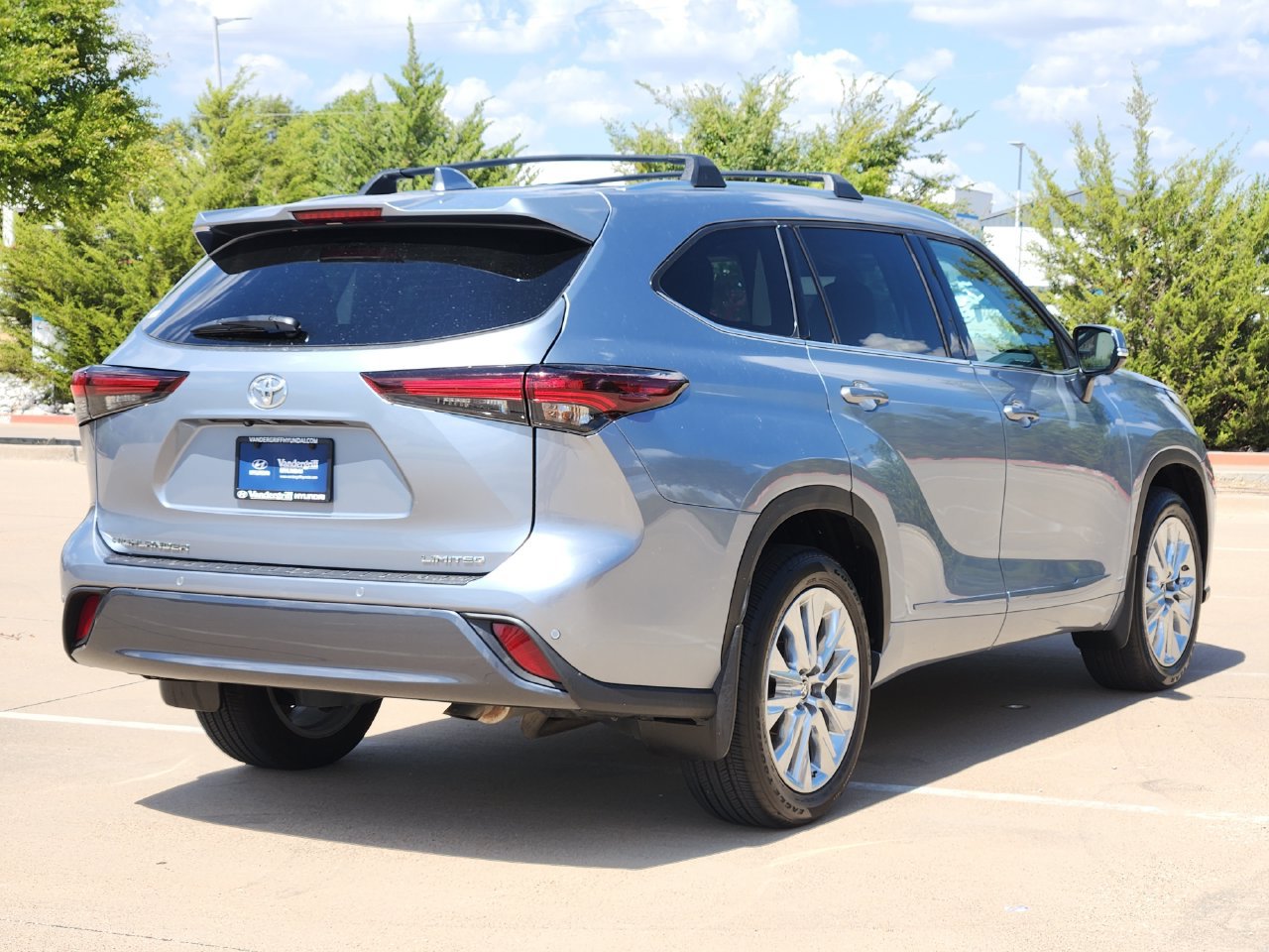 Used 2024 Toyota Highlander Limited FWD image 4