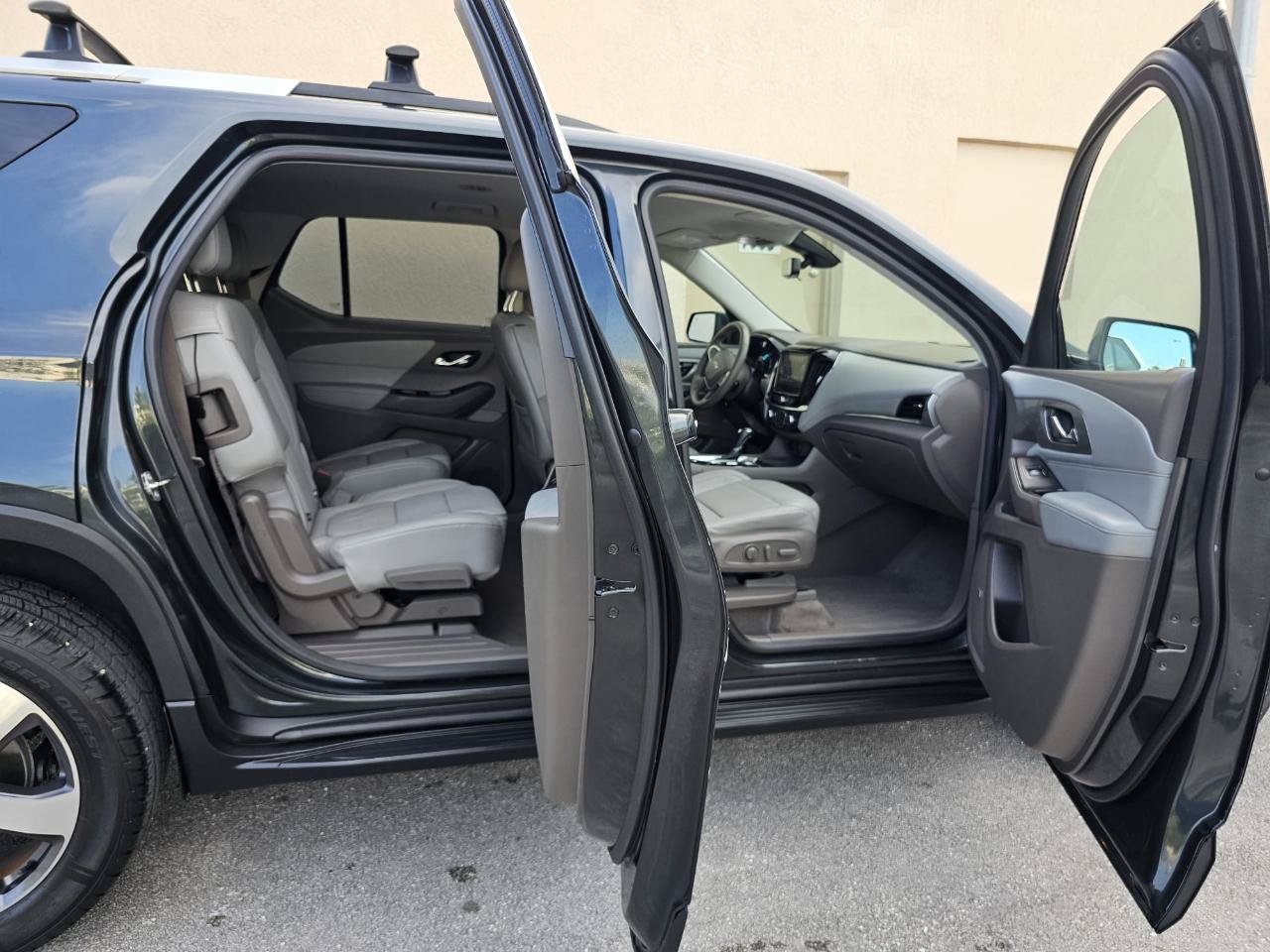 Used 2018 Chevrolet Traverse LT w/ LPO, 'HIT The Road' Package FWD image 16