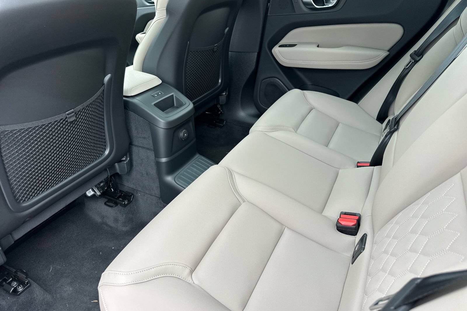 New 2026 Volvo XC60 T8 Plus w/ Protection Package Premier AWD/4WD image 12