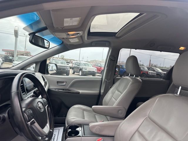 Used 2015 Toyota Sienna XLE w/ XLE Navigation Package FWD image 31