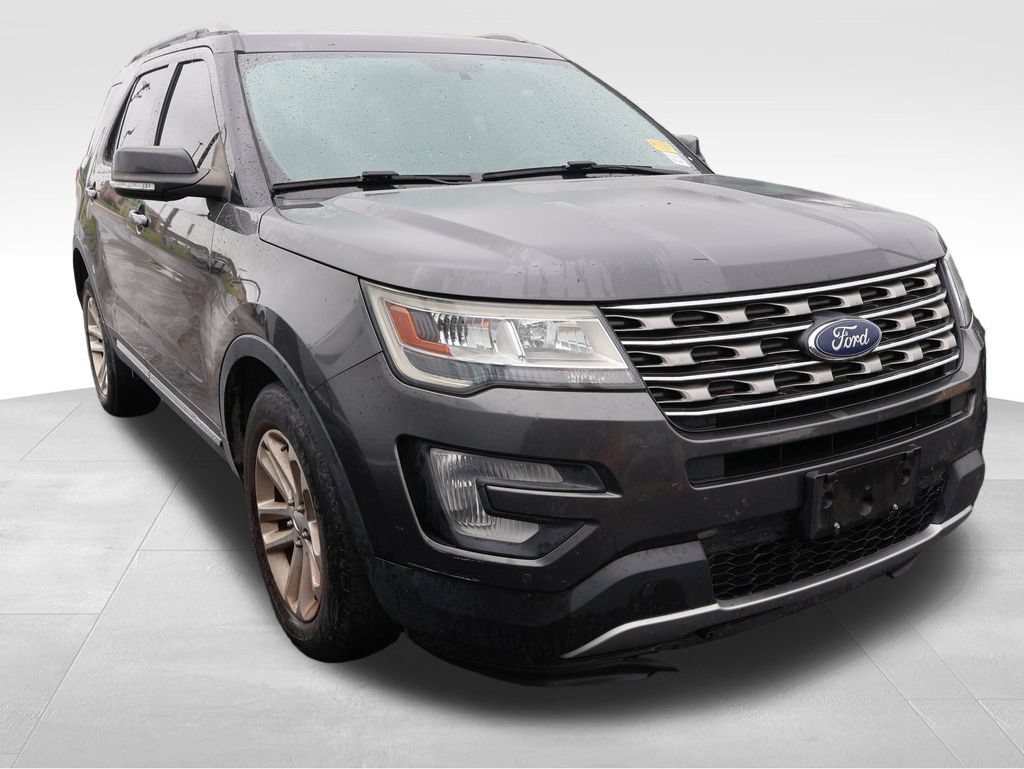 Used 2017 Ford Explorer XLT w/ Equipment Group 202A FWD image 13