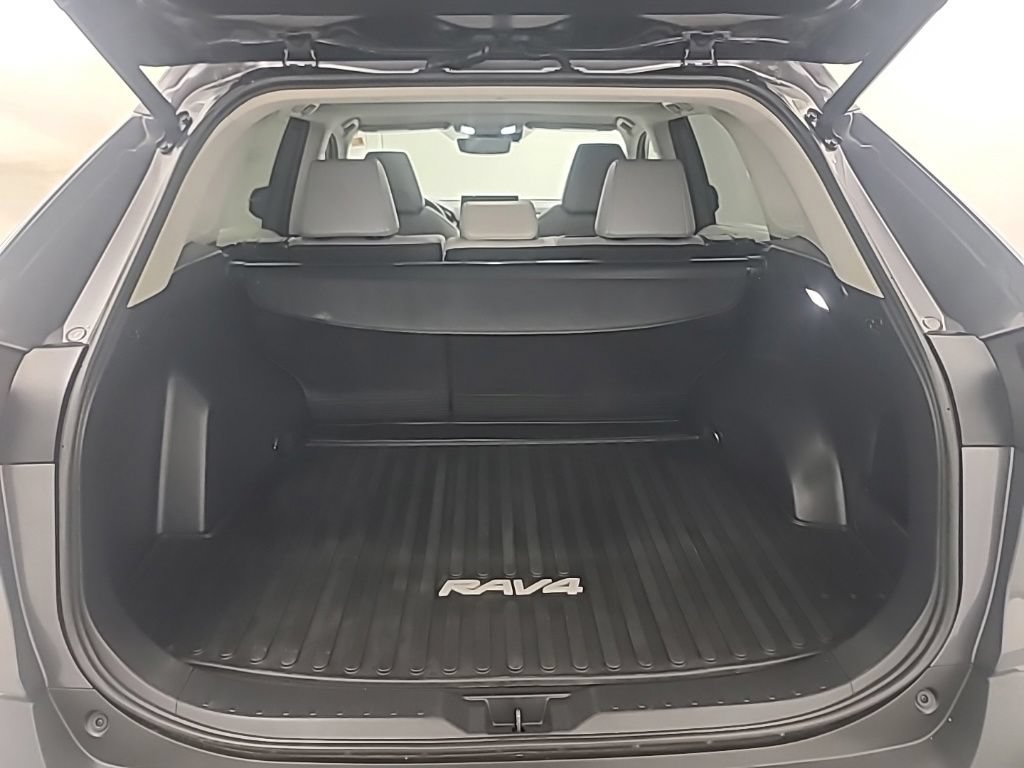 Used 2022 Toyota RAV4 XLE Premium AWD/4WD image 19
