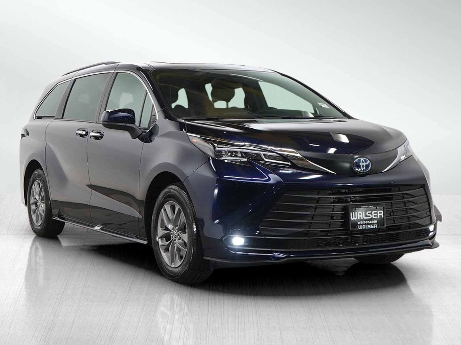Used 2025 Toyota Sienna XLE image 7