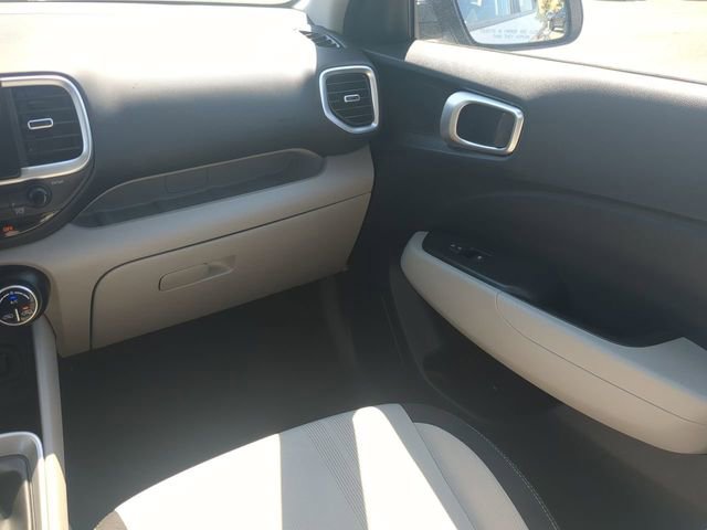 Used 2025 Hyundai Venue SEL FWD image 16