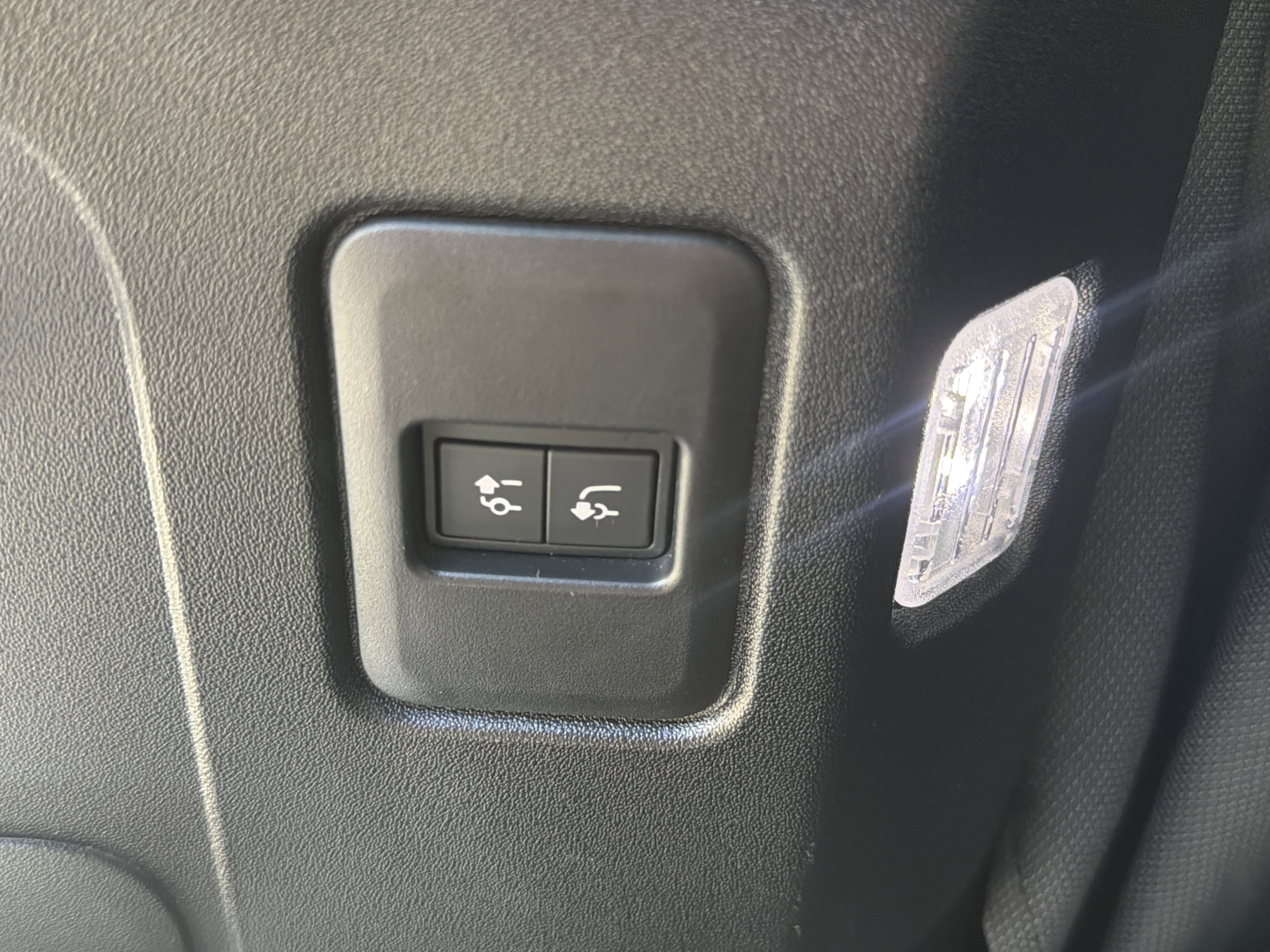 Used 2022 Land Rover Defender 110 S AWD/4WD image 39