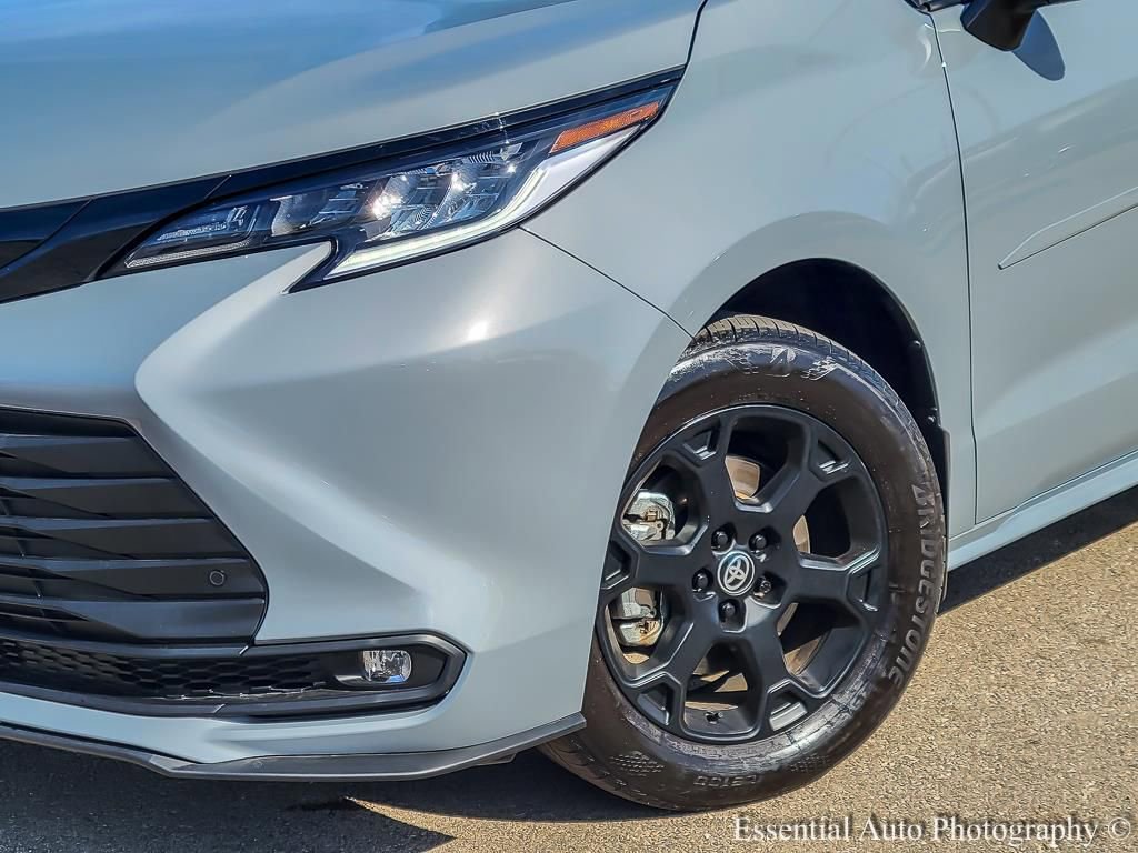 Used 2025 Toyota Sienna XLE Woodland Edition image 3