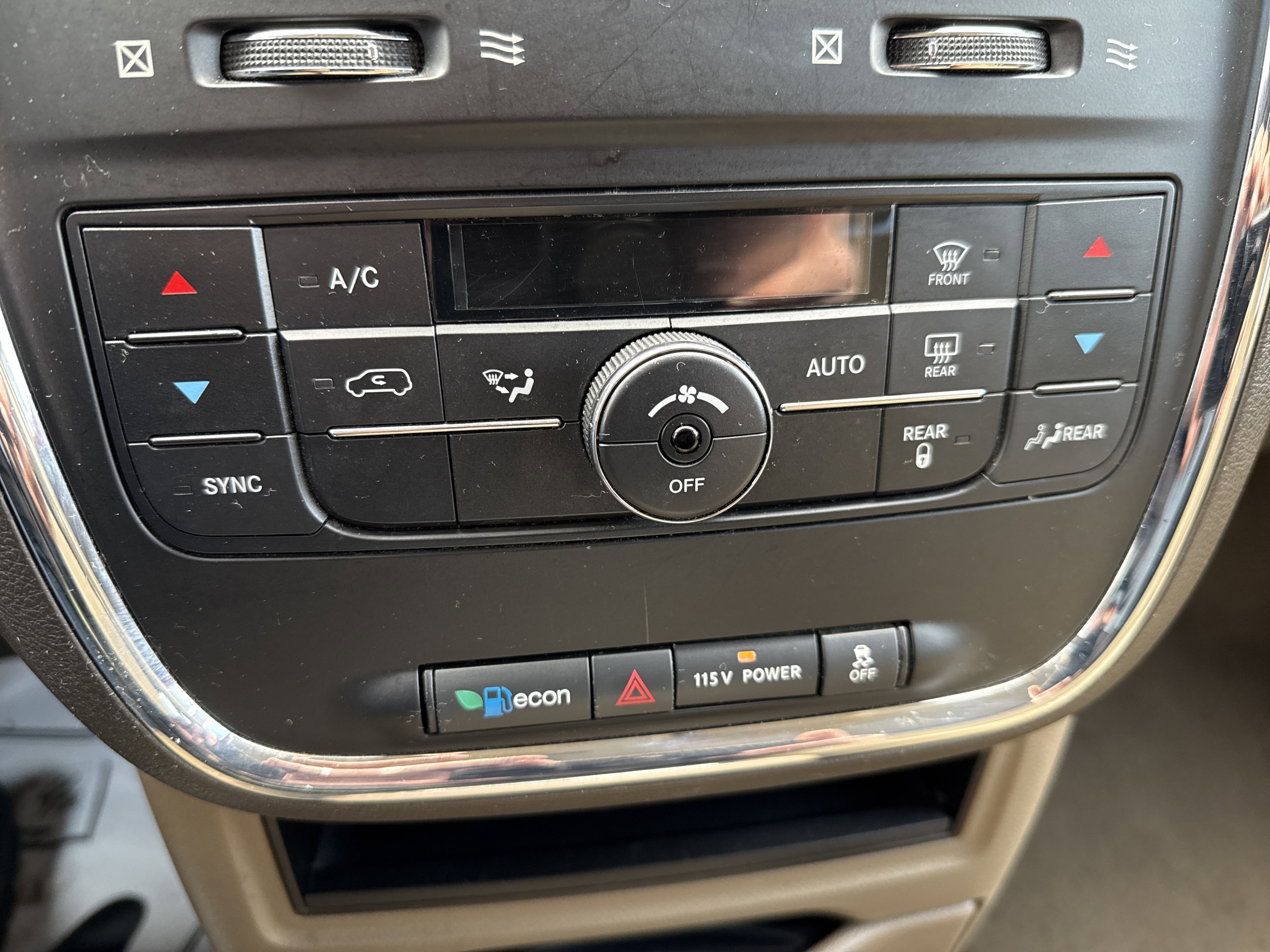 Used 2013 Chrysler Town & Country Touring image 26