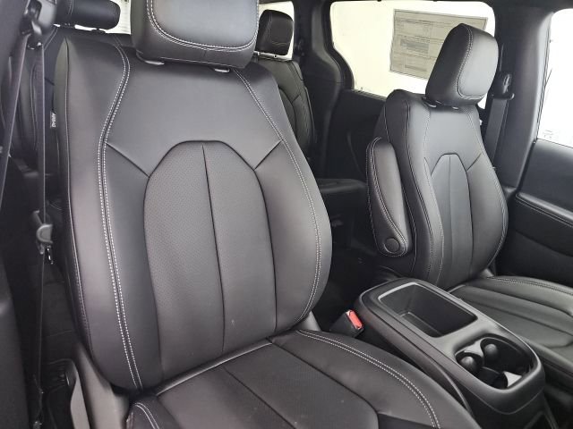 New 2026 Chrysler Pacifica Select AWD/4WD image 13