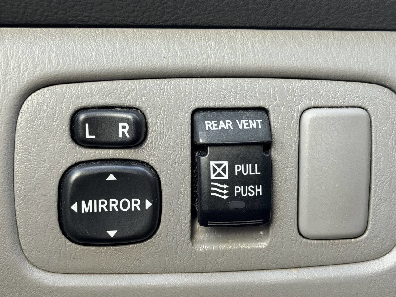 Used 2010 Toyota Sienna XLE Limited image 26