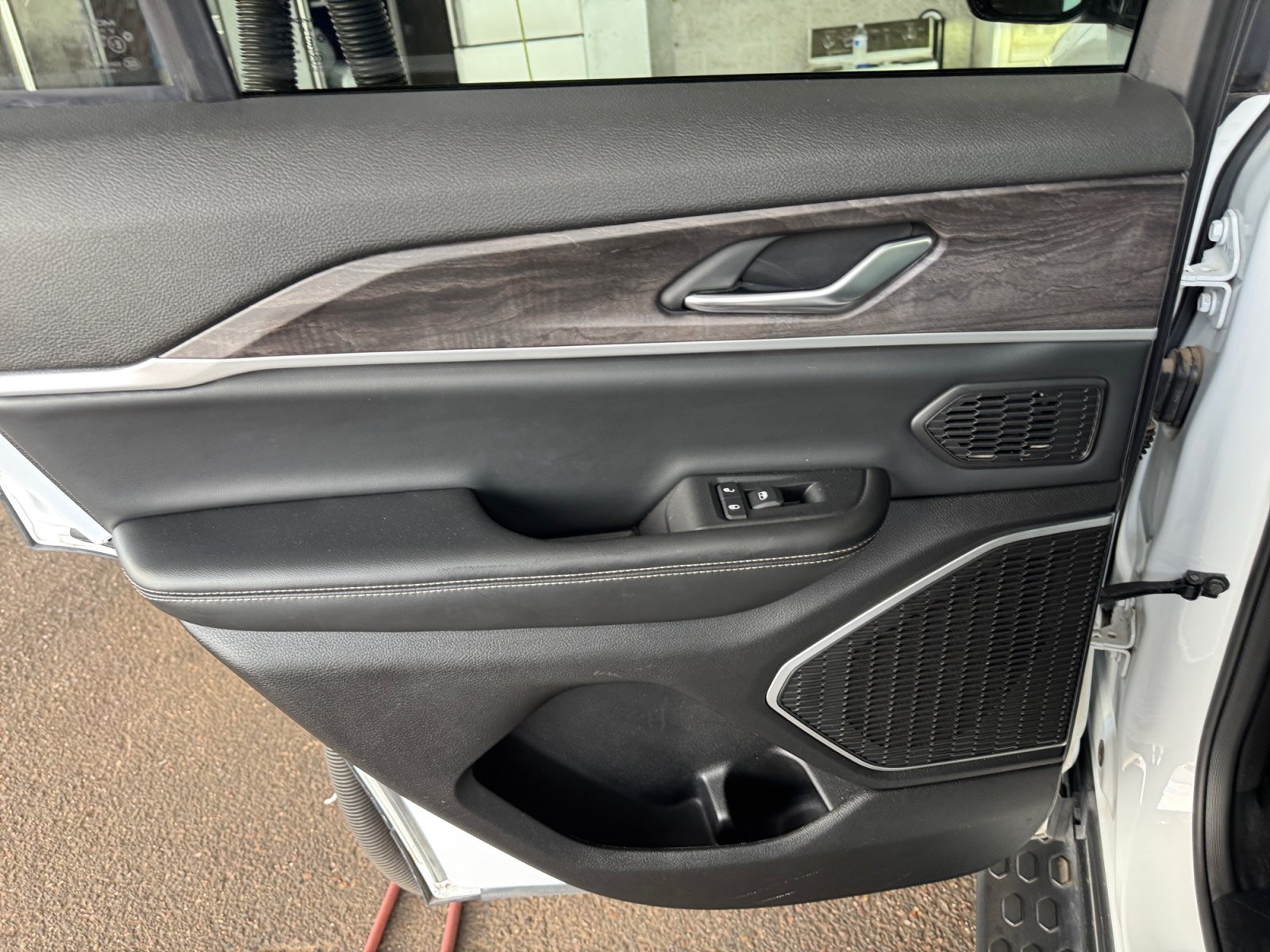 Used 2022 Jeep Grand Cherokee Limited AWD/4WD image 26