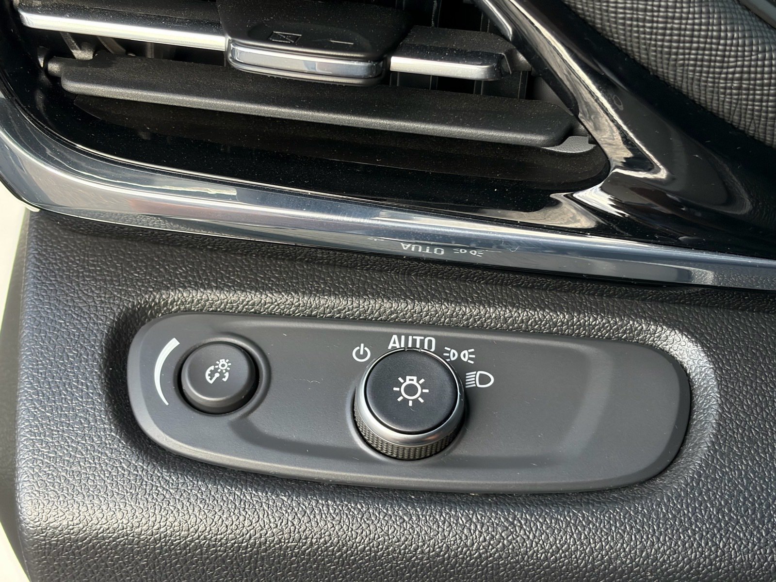 Used 2025 Buick Envista Sport Touring w/ Convenience I Package FWD image 28