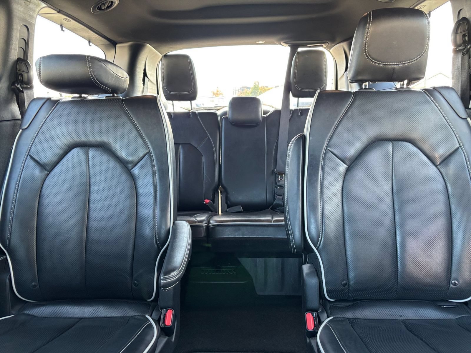 Used 2025 Chrysler Pacifica Limited FWD image 41
