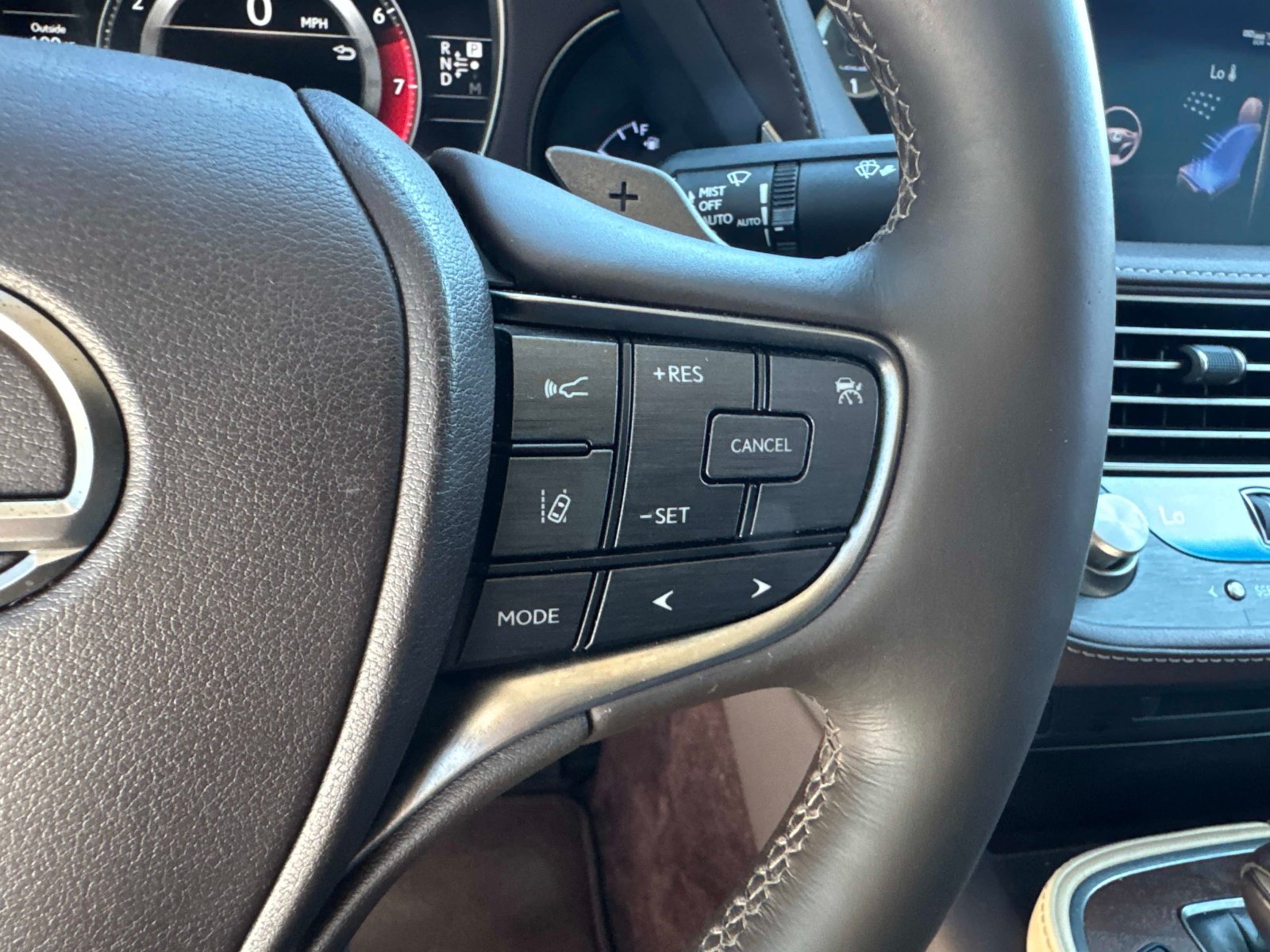 Used 2020 Lexus LS 500 w/ Accessory Package (Z1) RWD image 28