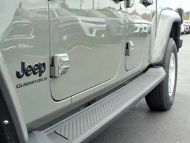 Used 2023 Jeep Gladiator Sport AWD/4WD image 34
