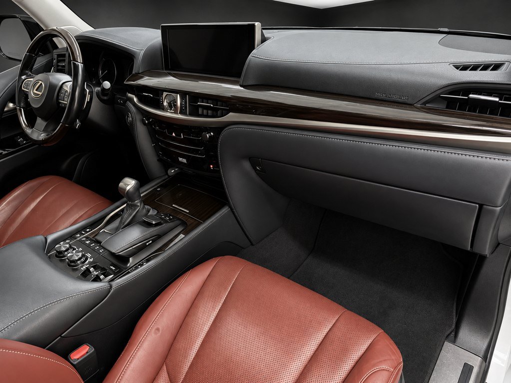 Used 2020 Lexus LX 570 4WD w/ Luxury Package image 18