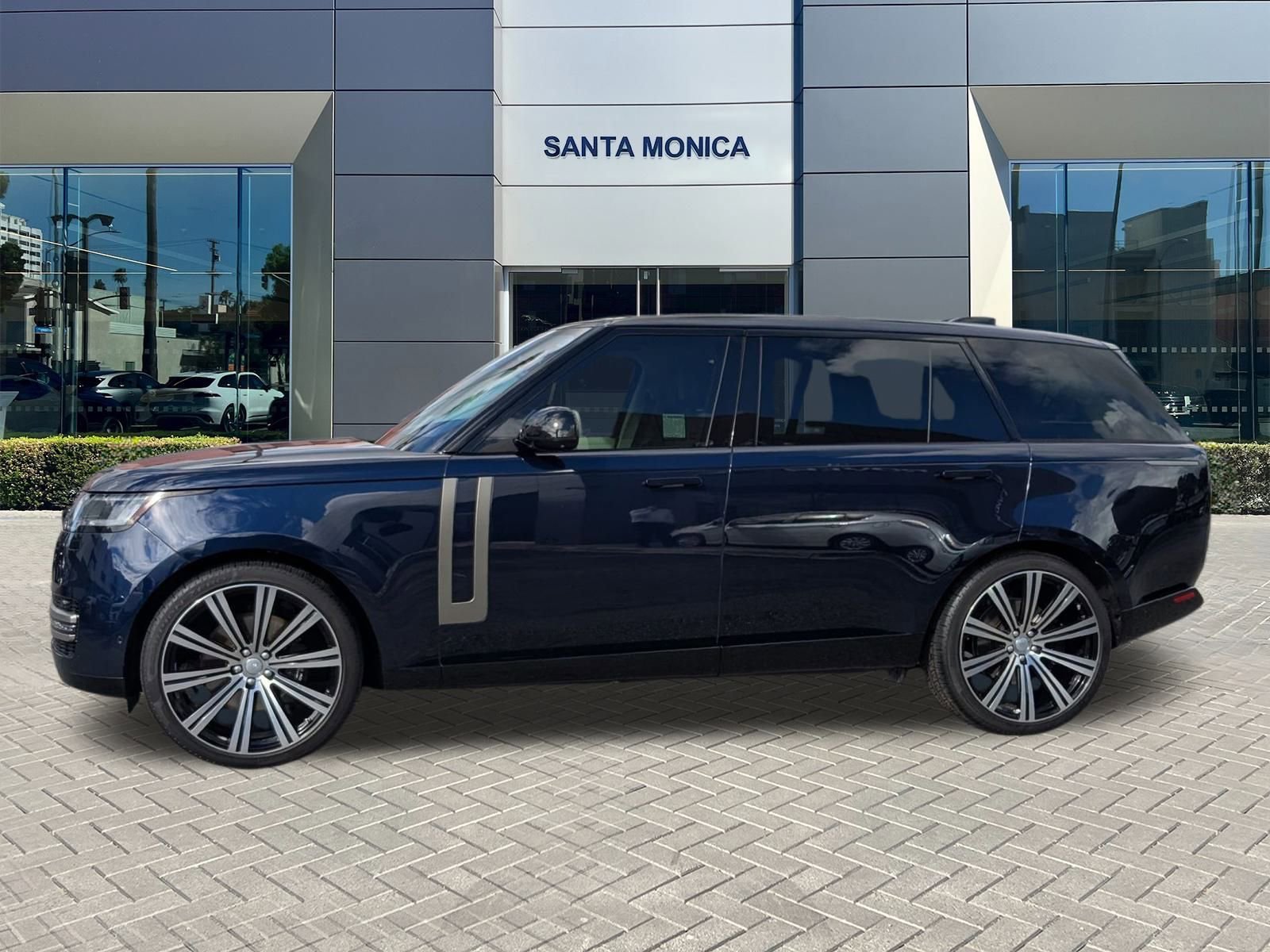 Used 2023 Land Rover Range Rover Long Wheelbase SE image 9