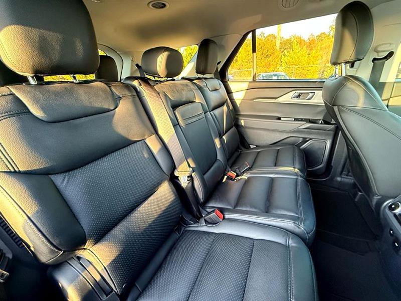 Used 2025 Ford Explorer Active image 30