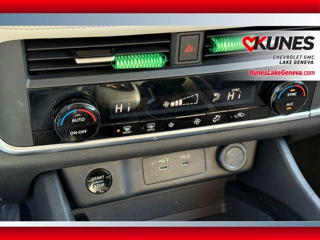 Used 2025 Nissan Rogue SV image 31