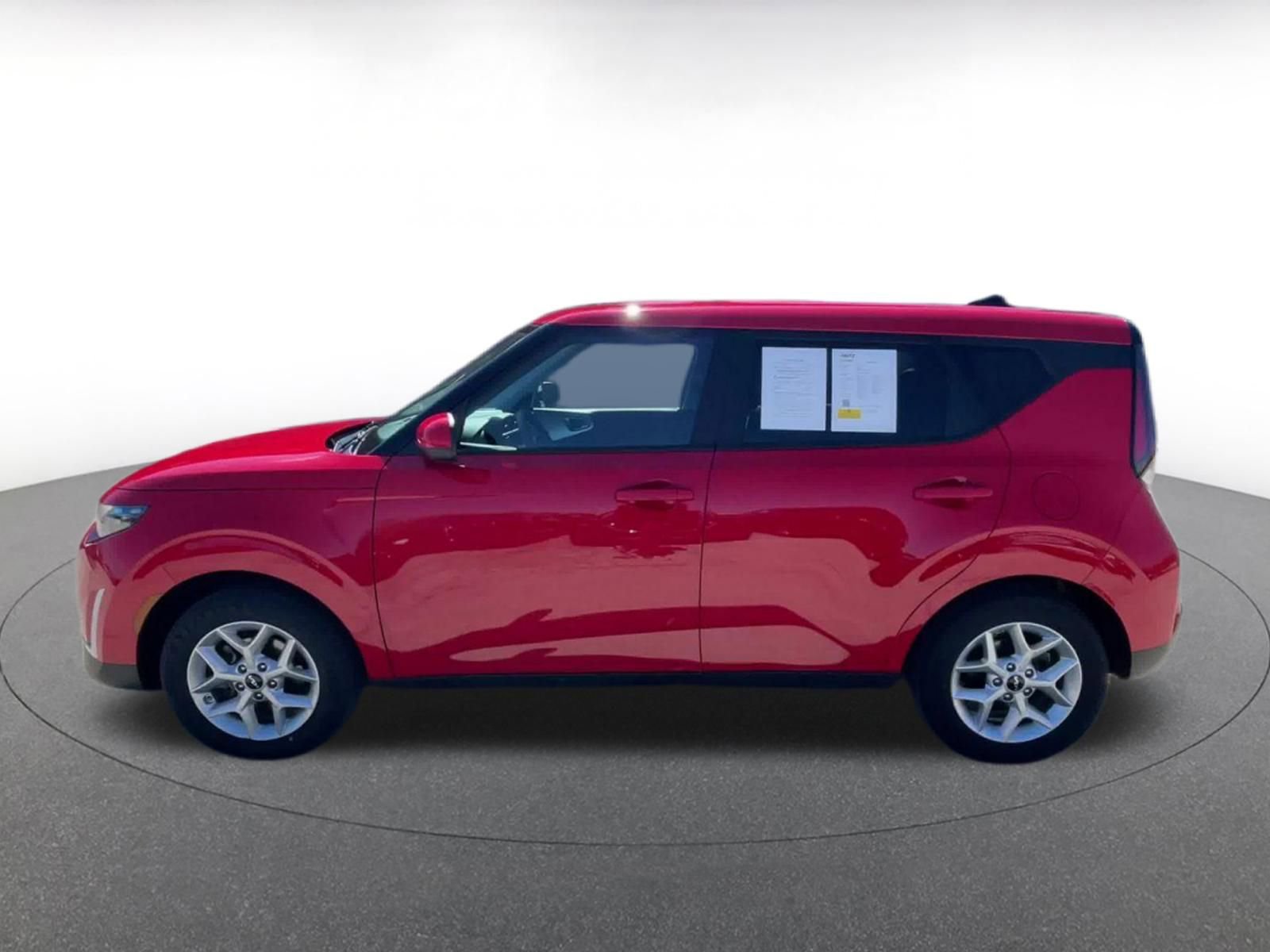 Used 2025 Kia Soul LX w/ LX Technology Package FWD image 9