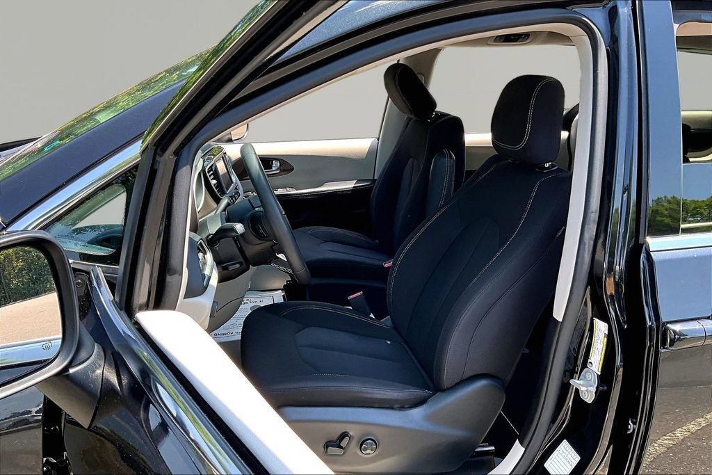 Used 2023 Chrysler Voyager LX FWD image 15