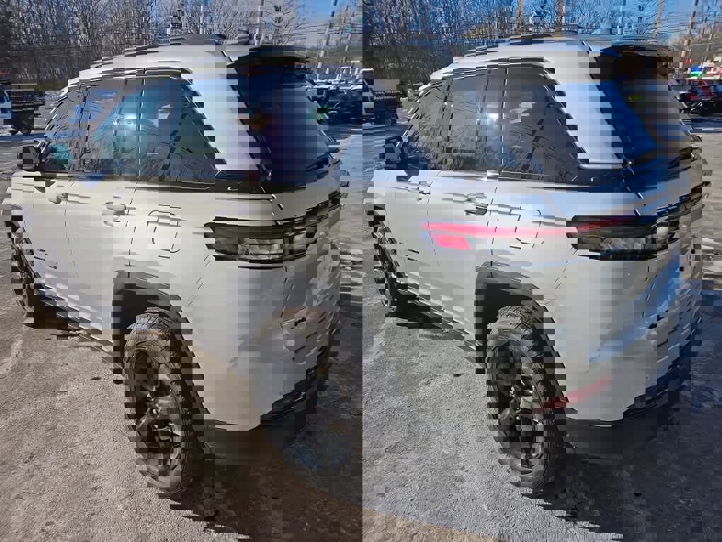 New 2025 Jeep Grand Cherokee Limited w/ Black Appearance Package image 8