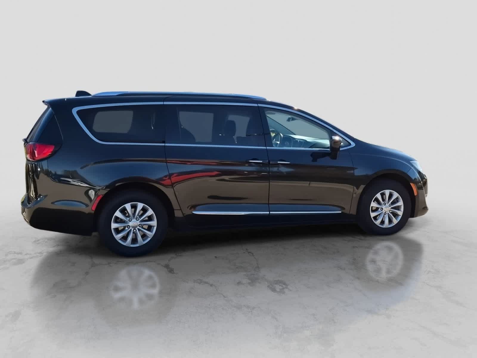 Used 2018 Chrysler Pacifica Touring-L Plus FWD image 9