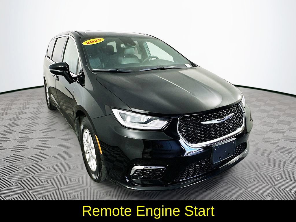 Used 2025 Chrysler Pacifica Select FWD image 3