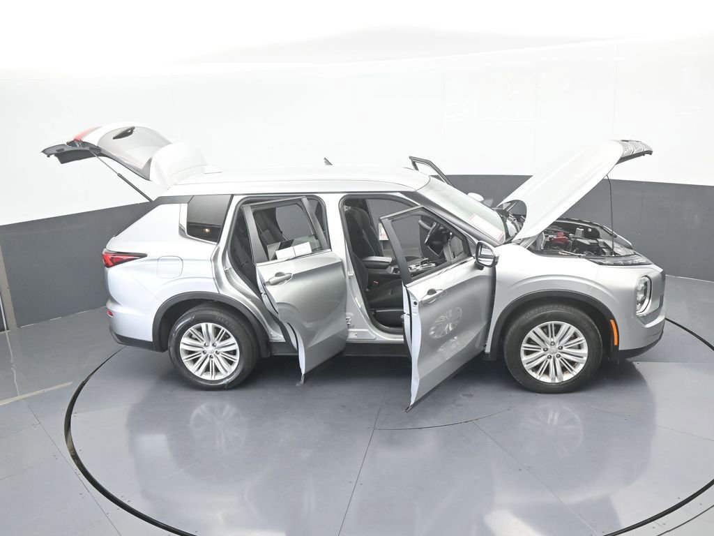 Used 2024 Mitsubishi Outlander ES image 33