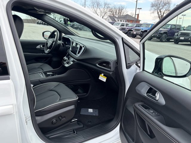New 2026 Chrysler Pacifica Limited w/ S Appearance Package FWD image 27