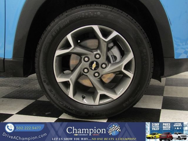 Used 2025 Chevrolet Trax LT FWD image 3