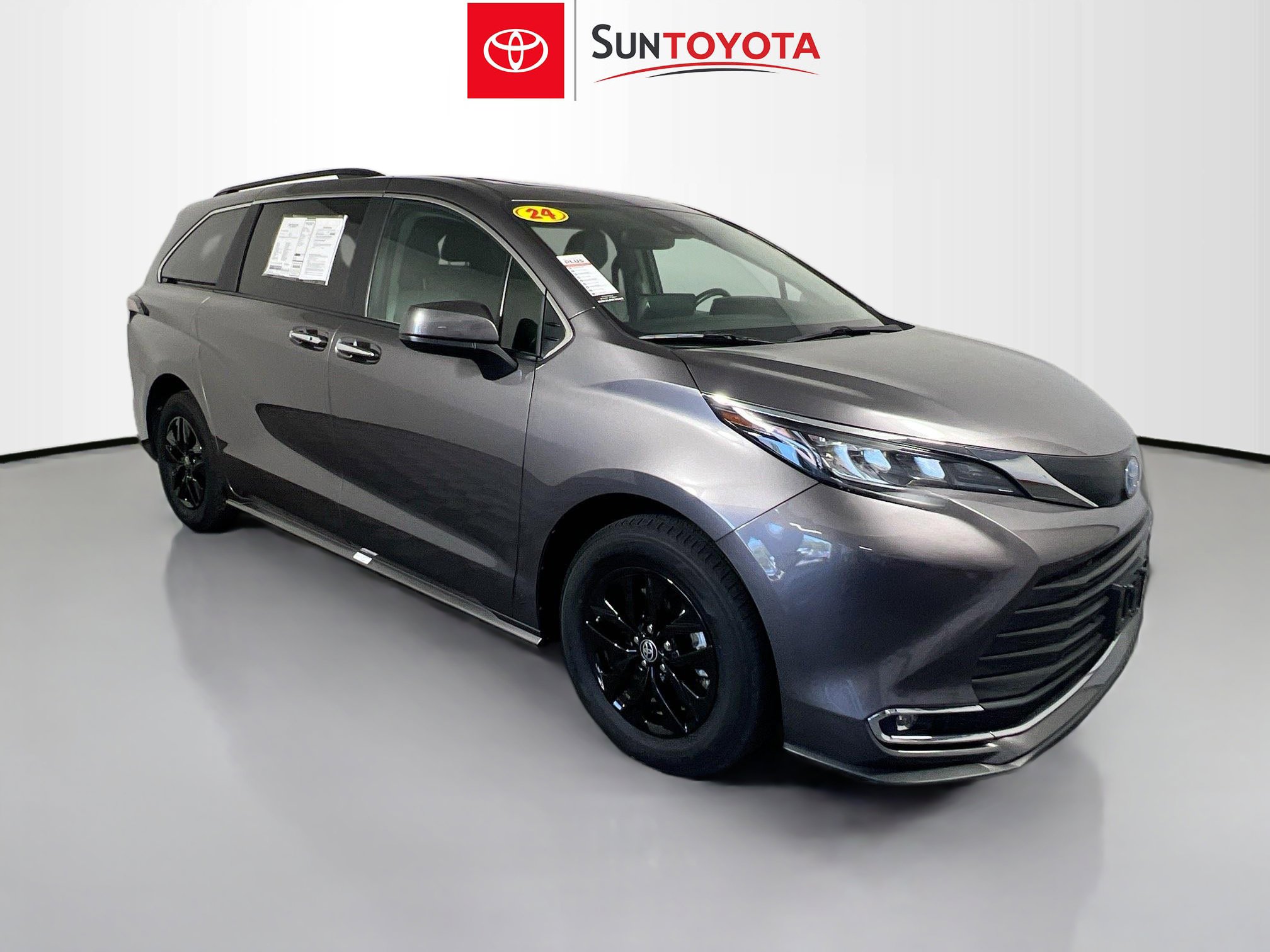 Used 2024 Toyota Sienna XLE FWD image 1