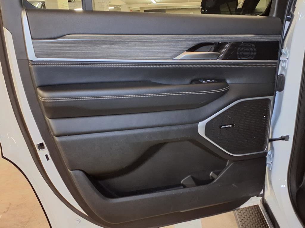 Used 2024 Jeep Wagoneer Series II w/ Flexible Seating Group image 11