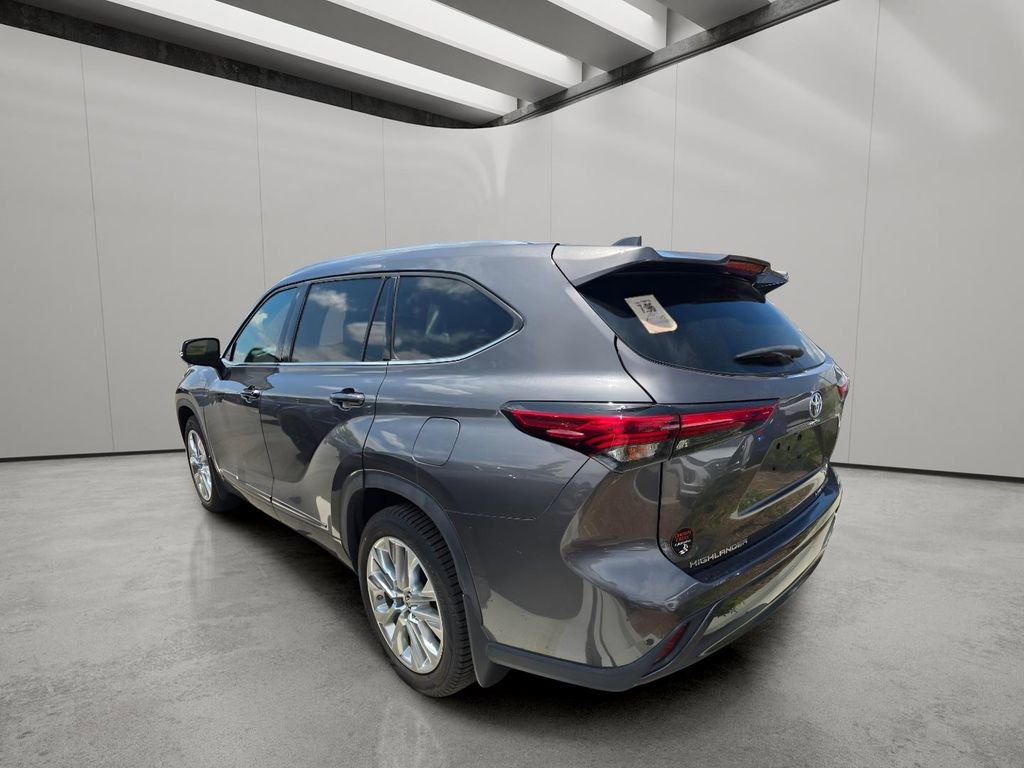 Used 2021 Toyota Highlander Limited AWD/4WD image 3