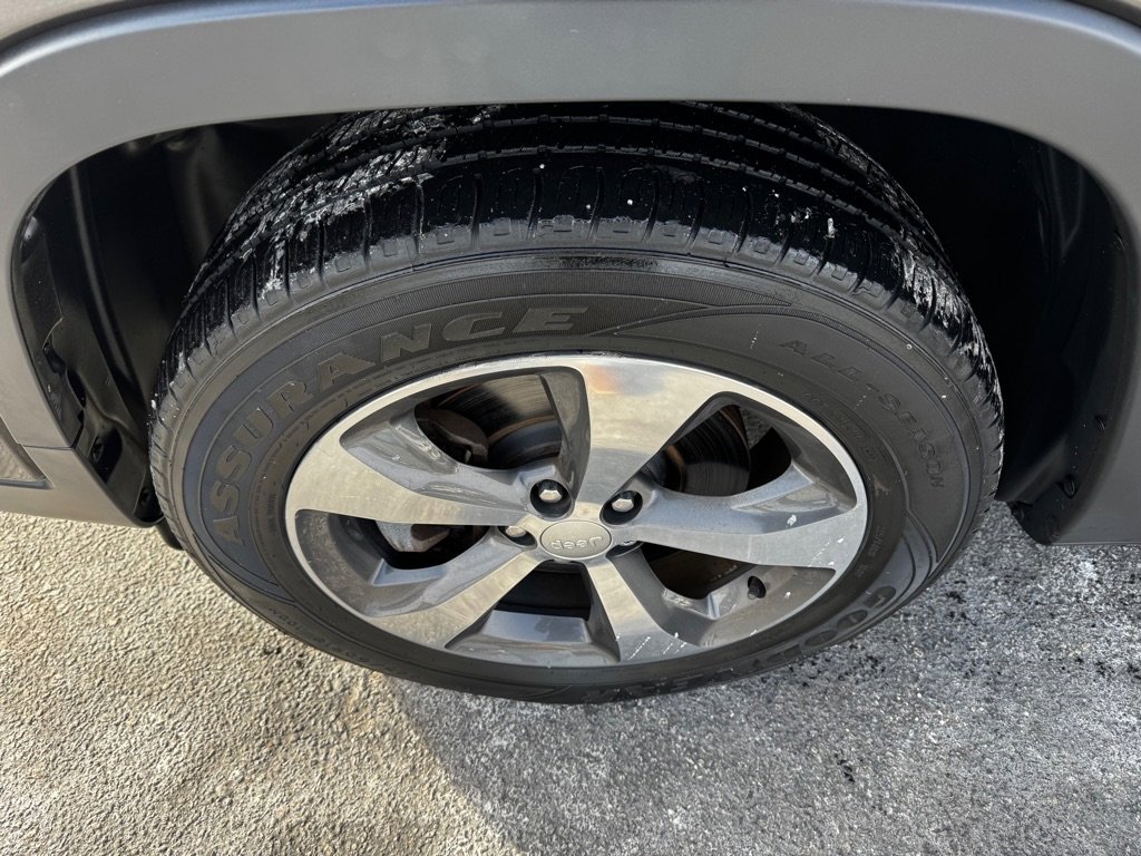 Used 2019 Jeep Cherokee Limited image 2