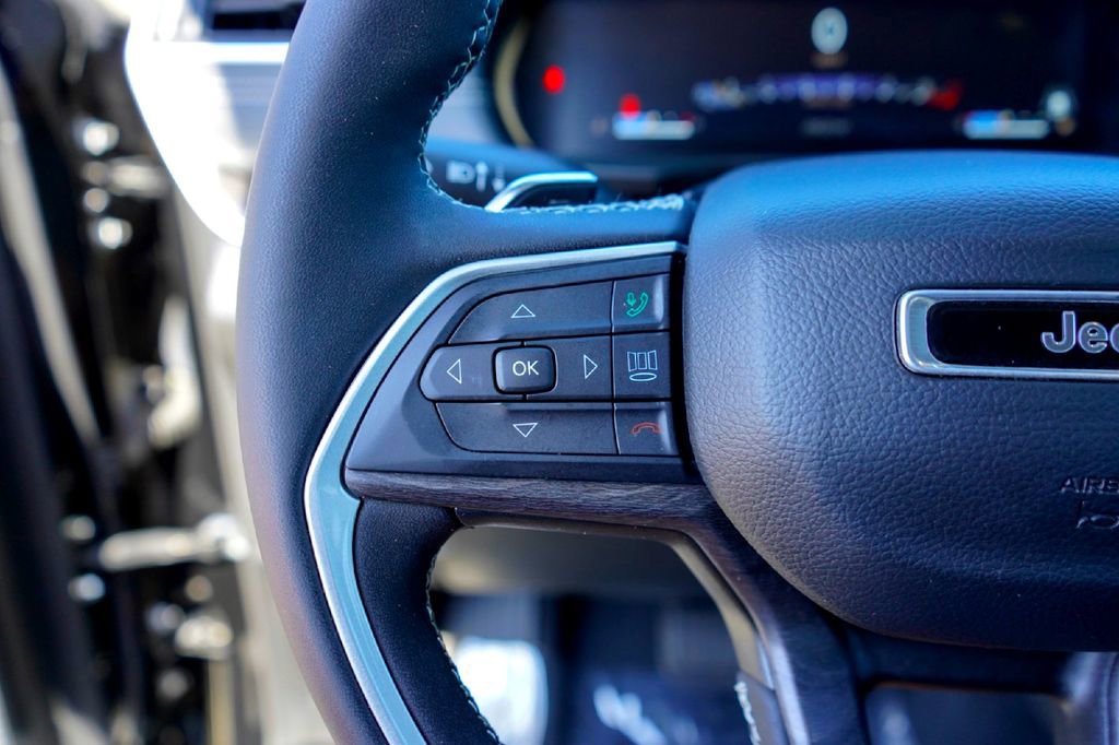 Used 2023 Jeep Grand Cherokee L Limited image 12