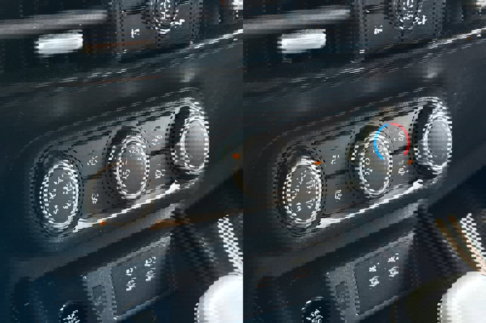 Used 2025 Nissan Kicks SV image 21