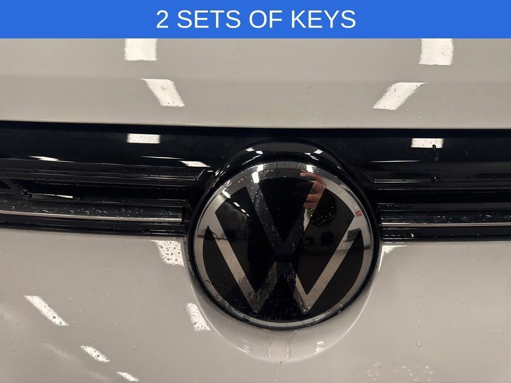 Used 2025 Volkswagen Taos SE AWD/4WD image 3