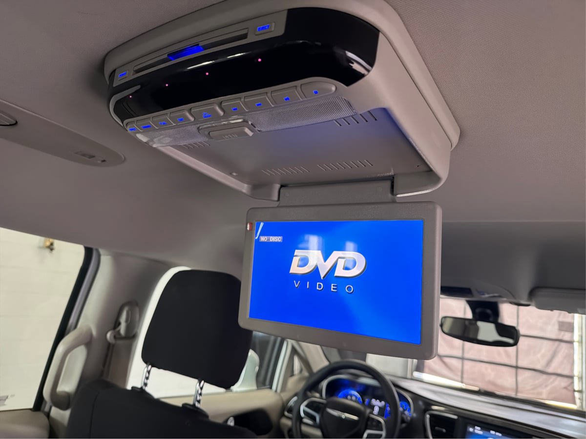 Used 2020 Chrysler Pacifica Touring w/ Tire & Wheel Group FWD image 25