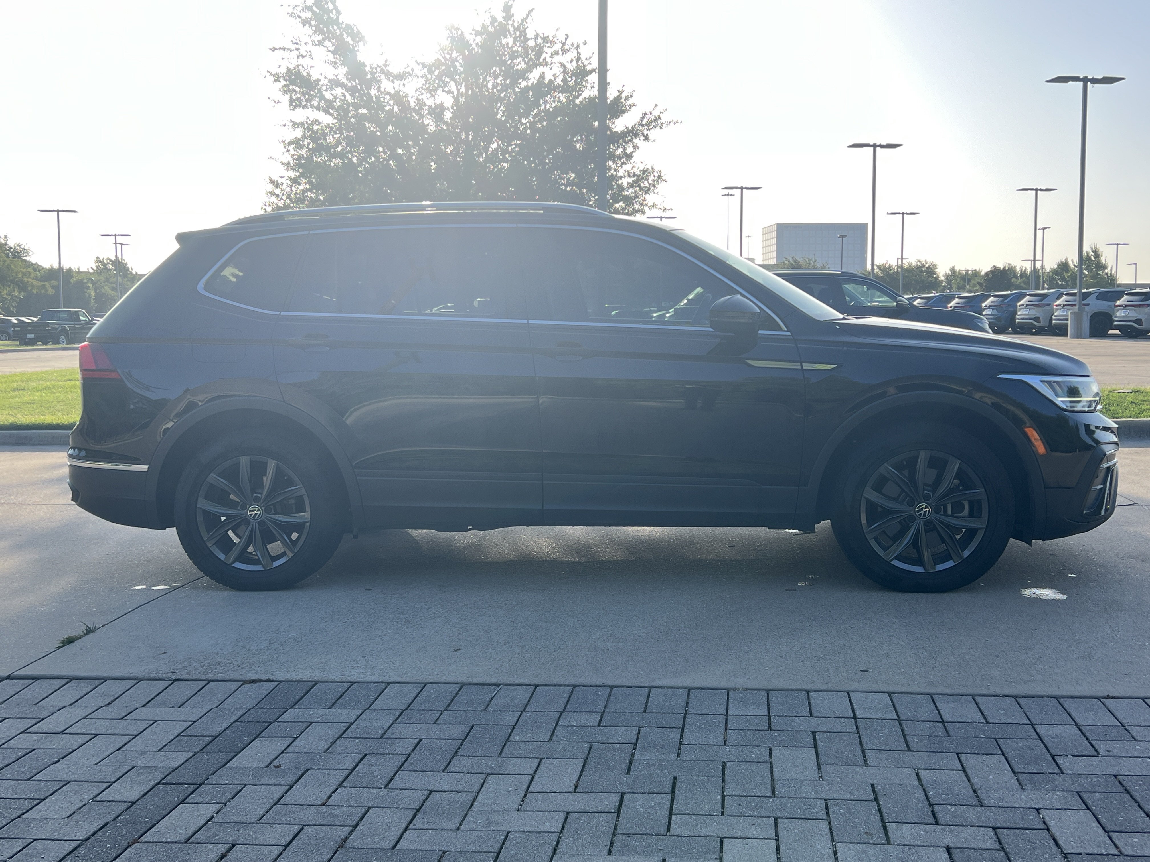 Certified 2023 Volkswagen Tiguan SE w/ Panoramic Sunroof Package FWD image 10